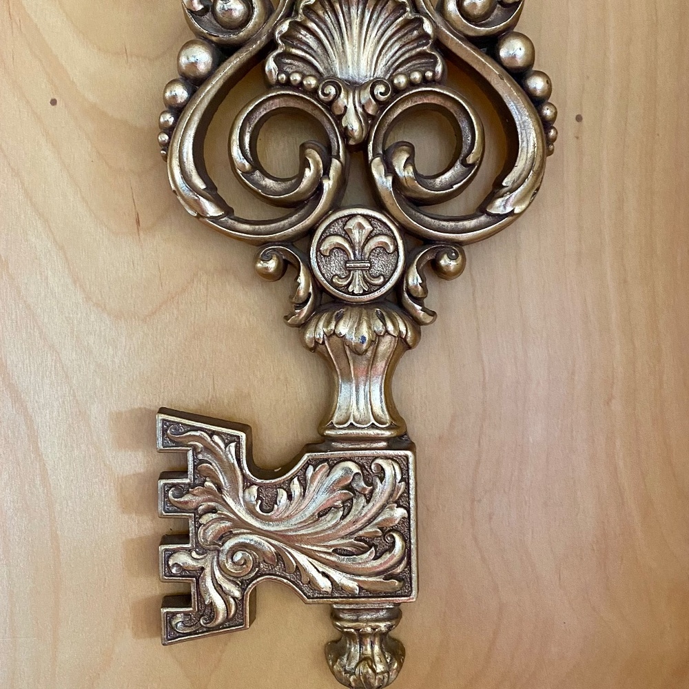 Vintage Syroco Wood Gold Key Wall Hanging Hollywood Regency Fleur de Lys